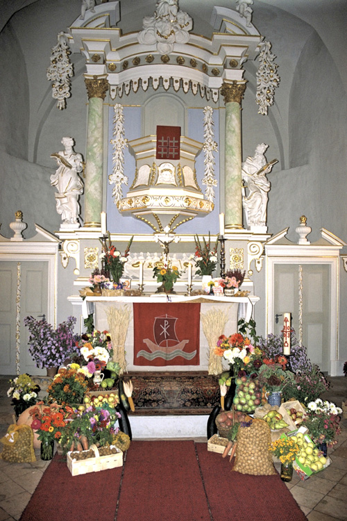 Der Altar der Kirche